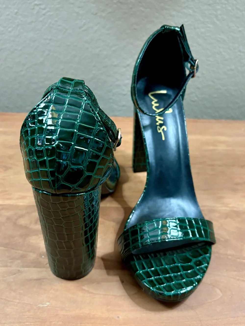 Lulus Taylor Evergreen Crocodile-Embossed Block Heel Sandals Ankle Strap size 8